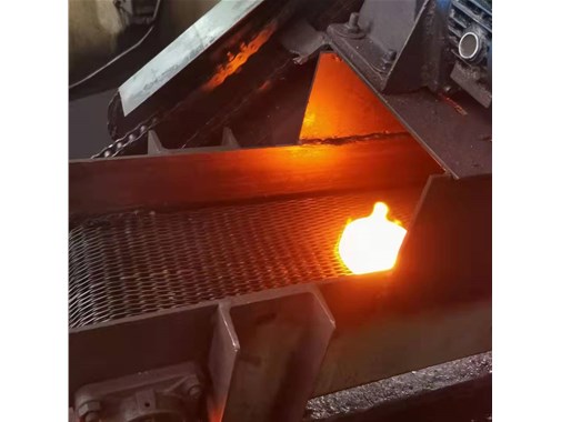 給江蘇常州 常州盛天傳動科技有限公司做的熱鍛造件傳送帶輸送機(jī) 運(yùn)行使用中